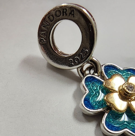 Pandora 2025 Four Leaf Clover Lab-Grown Diamond Dangle Charm - Picture 4 of 6